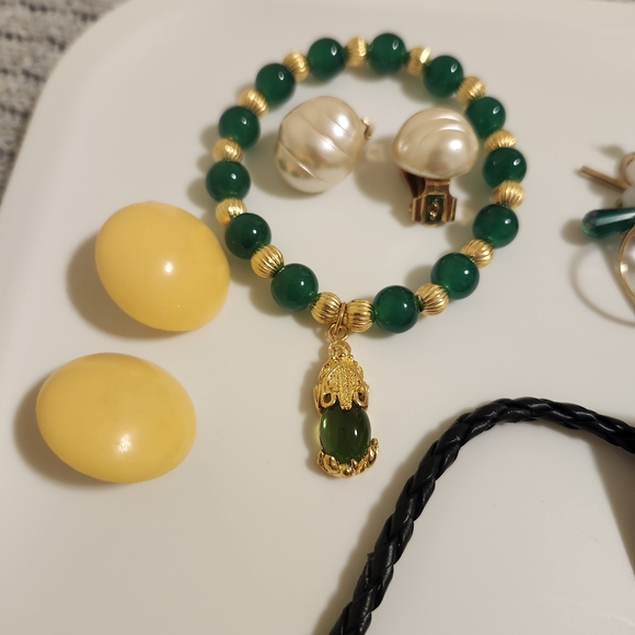 Green And Yellow Vintage/Shells Jewelry Lot - Picture 2 of 5